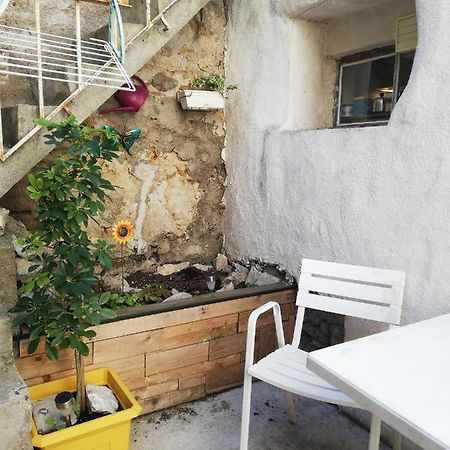 Charmant Appartement En Centre-Ville Medieval Gigean Exterior foto