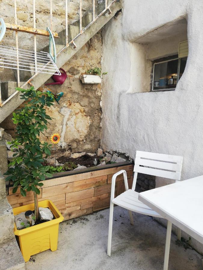 Charmant Appartement En Centre-Ville Medieval Gigean Exterior foto