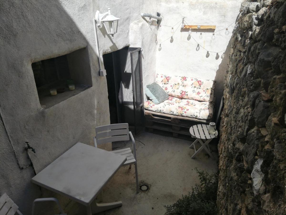 Charmant Appartement En Centre-Ville Medieval Gigean Exterior foto